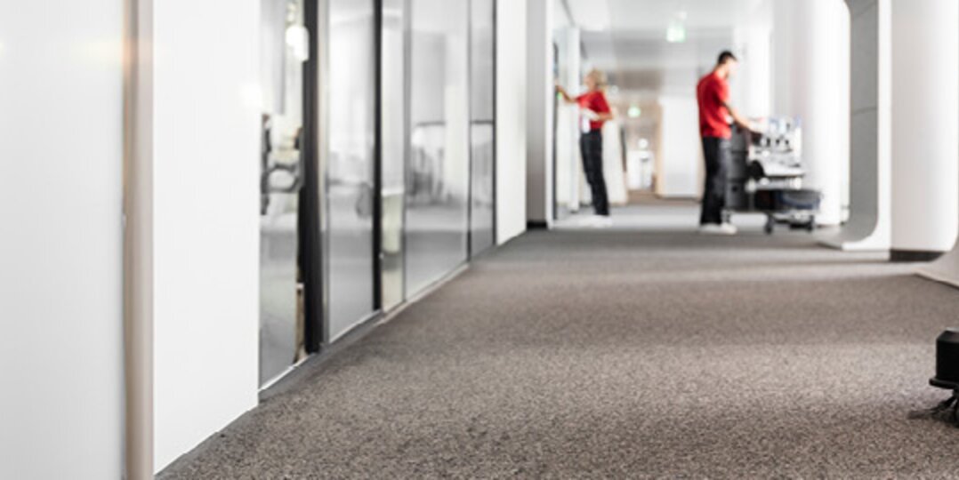 Reinigungsteam im B&uuml;roflur